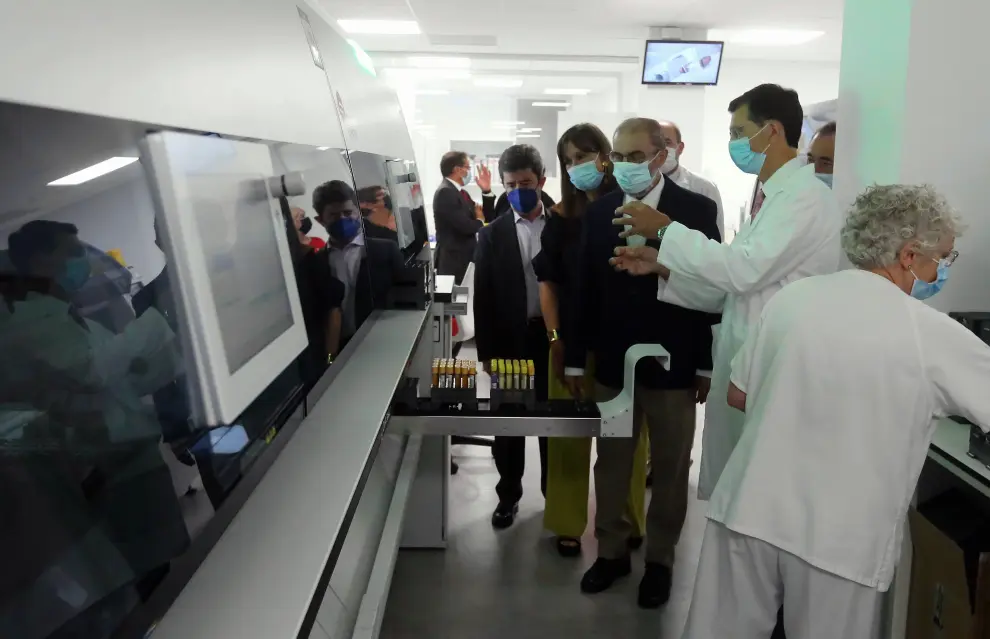 Así son los trabajos que se llevan a cabo en los laboratorios y las urgencias. El presidente Lambán visitó el centro este martes.