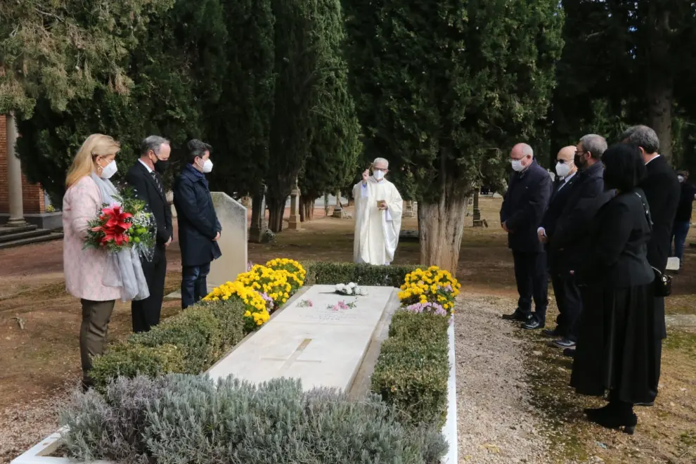 El Cementerio de Huesca se llena de visitas y flores con motivo de Todos los Santos