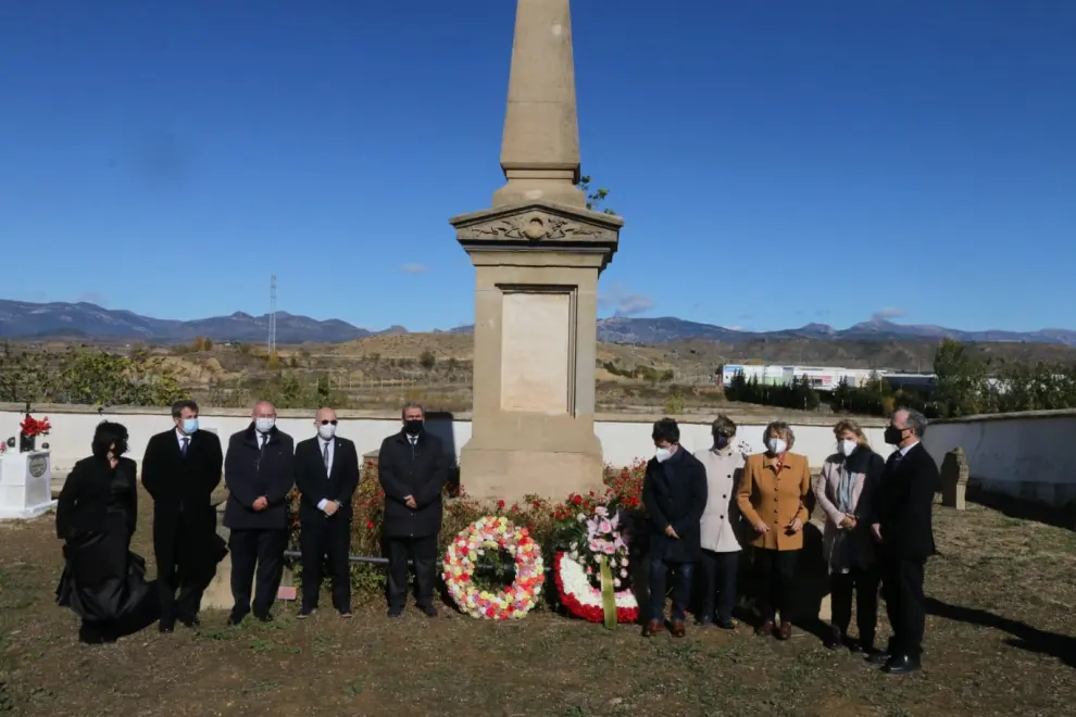 El Cementerio de Huesca se llena de visitas y flores con motivo de Todos los Santos