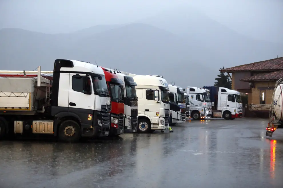 Como consecuencia de la nieve se ha producido un embolsamiento de camiones.