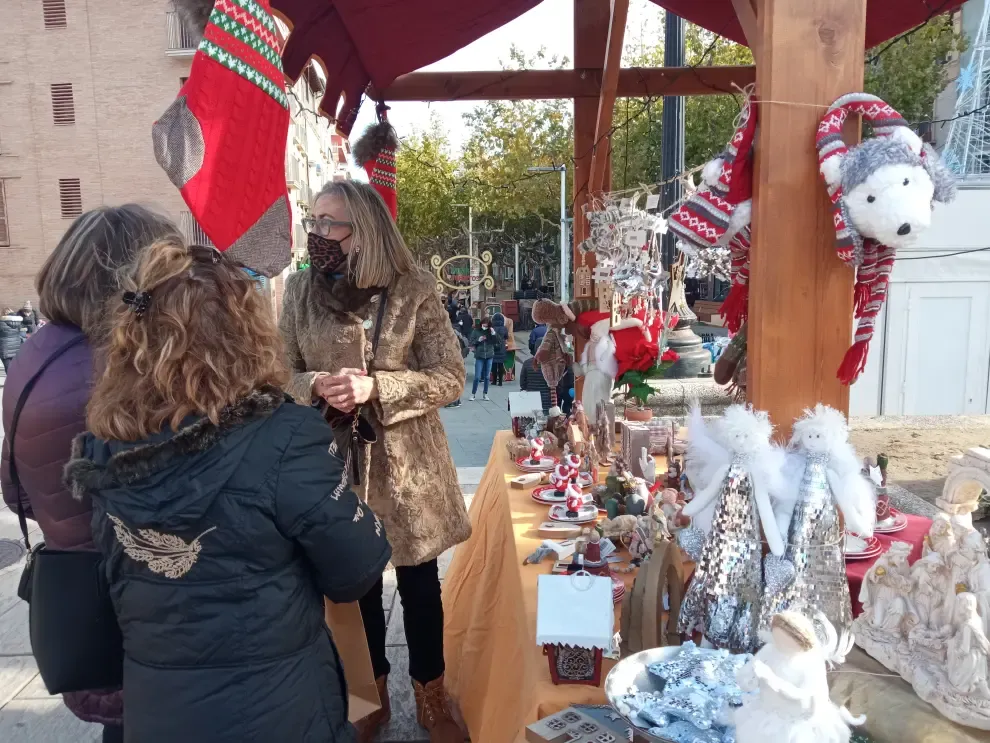 Gran ambiente en el Mercado de Navidad de Barbastro.