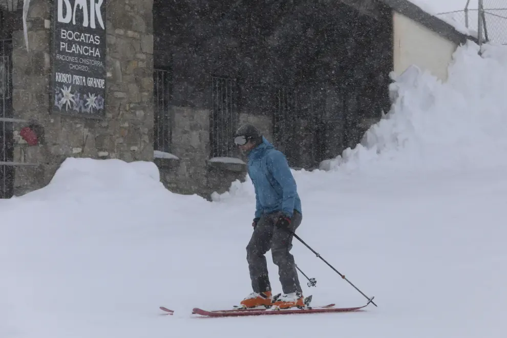 Los esquiadores disfrutan desde este jueves de sus pistas