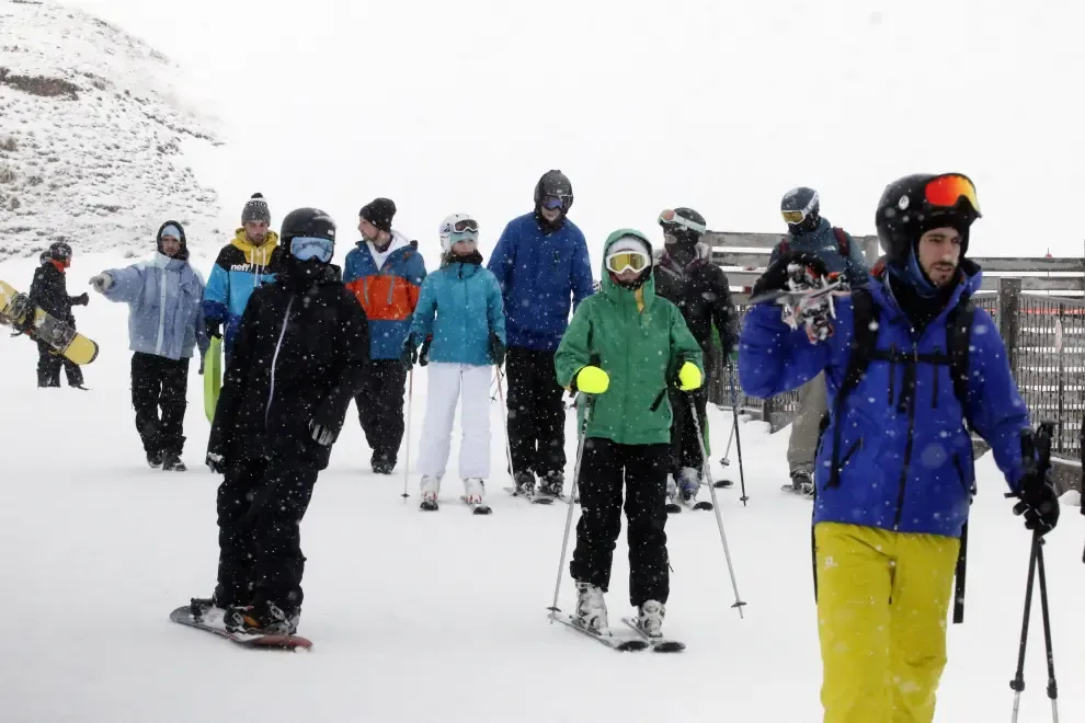 Los esquiadores han aprovechado la jornada para disfrutar de la nieve.
