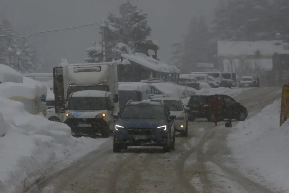 La nieve ha cubierto por completo las calles y los coches.
