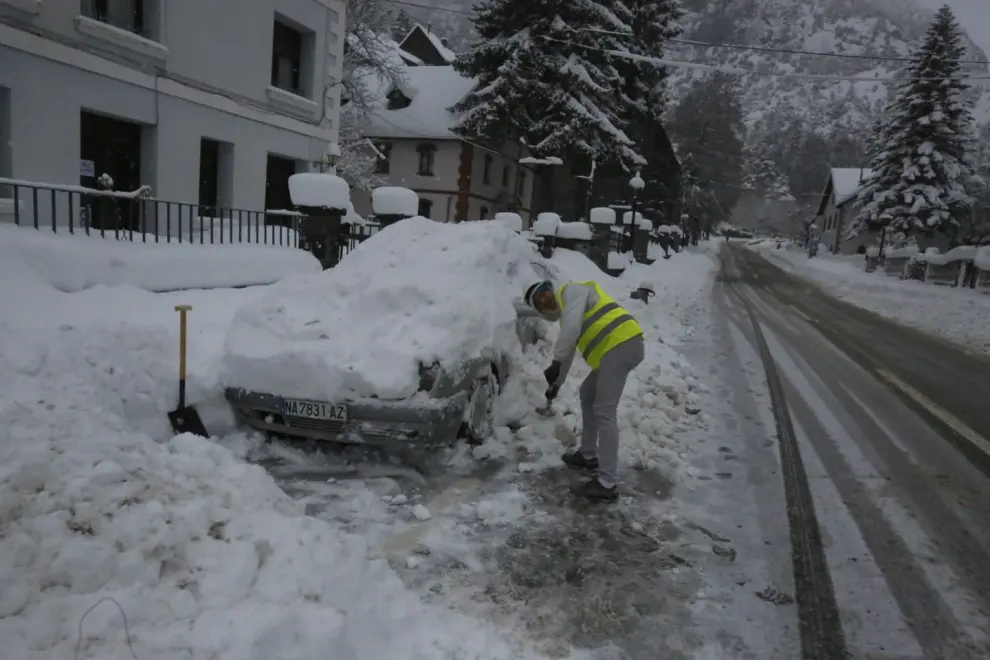 La nieve ha cubierto por completo las calles y los coches.