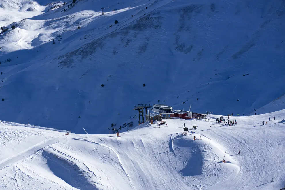 Jornada de esquí en las estaciones de Aramón este domingo.