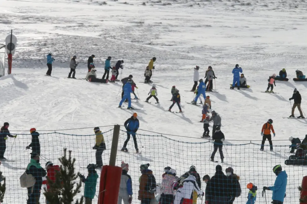 Gran afluencia de gente en las pistas de esquí del Alto Aragón durante este puente de Reyes
