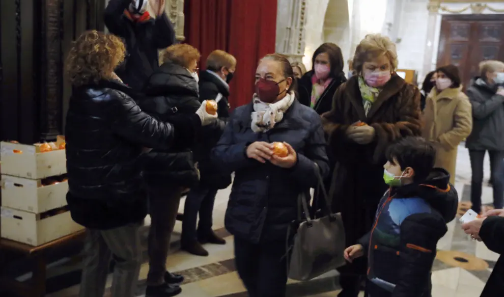Misas, visitas guiadas y reparto de naranjas en el día del copatrón de la ciudad.