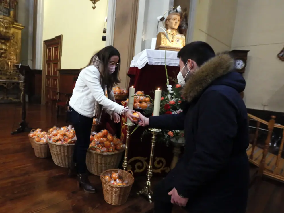 en la iglesia san vicente .Misas, visitas guiadas y reparto de naranjas en el día del copatrón de la ciudad.