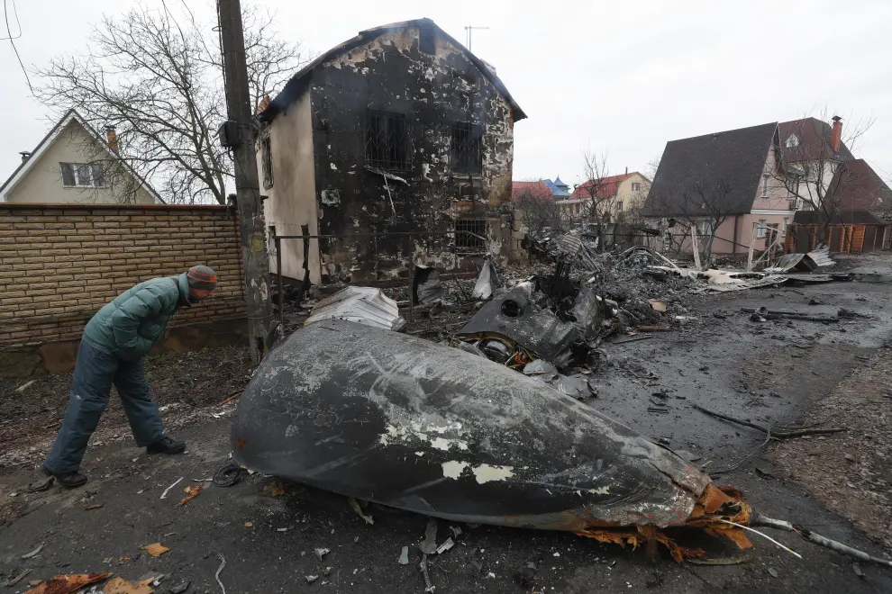 Kiev (Ukraine), 25/02/2022.- A man looks at the debris of a military plane that was shot down overnight in Kiev, Ukraine, 25 February 2022. Russian troops entered Ukraine on 24 February prompting the country's president to declare martial law. (Rusia, Ucrania) EFE/EPA/SERGEY DOLZHENKO
 UKRAINE RUSSIA CONFLICT