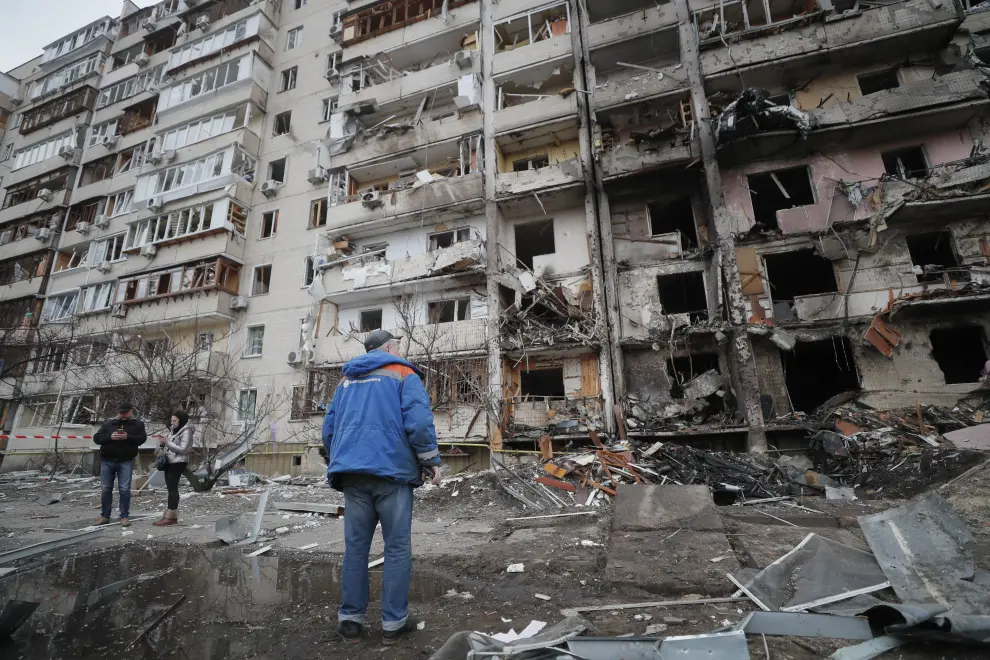 Kiev (Ukraine), 25/02/2022.- Aftermath of an overnight shelling at a residential area in Kiev, Ukraine, 25 February 2022. Russian troops entered Ukraine on 24 February prompting the country's president to declare martial law. (Rusia, Ucrania) EFE/EPA/SERGEY DOLZHENKO
 UKRAINE RUSSIA CONFLICT