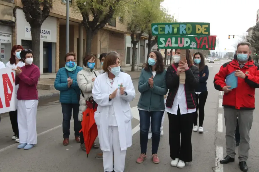 Sanitarios y vecinos del Perpetuo cortan la calle para reivindicar el nuevo centro de salud