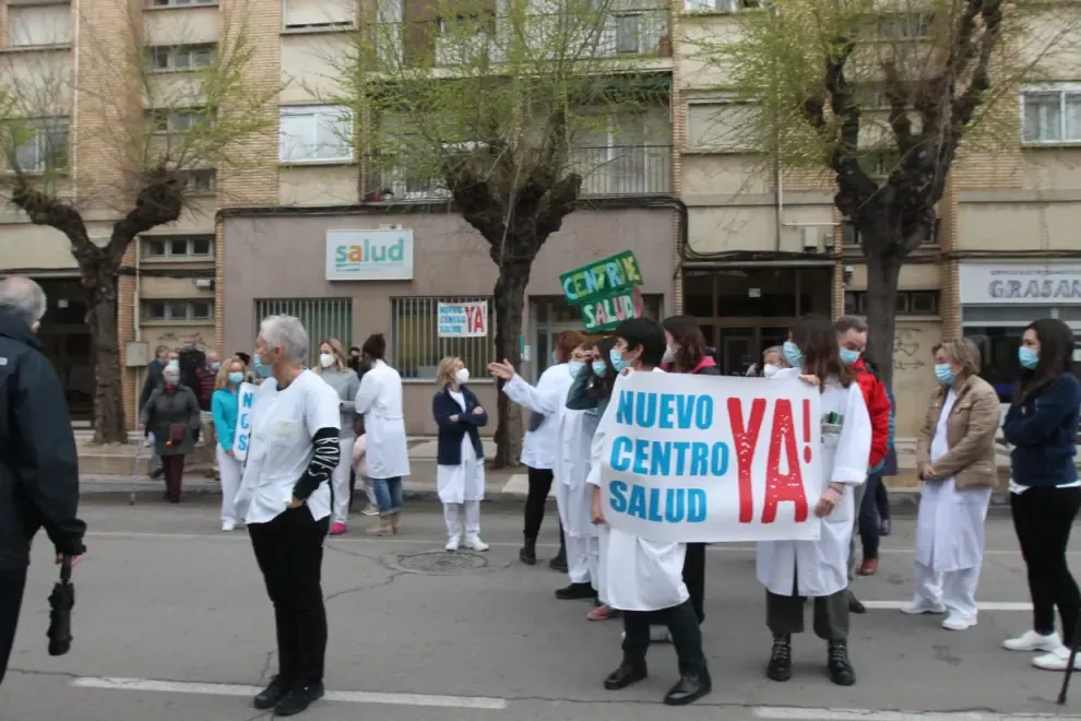 Sanitarios y vecinos del Perpetuo cortan la calle para reivindicar el nuevo centro de salud