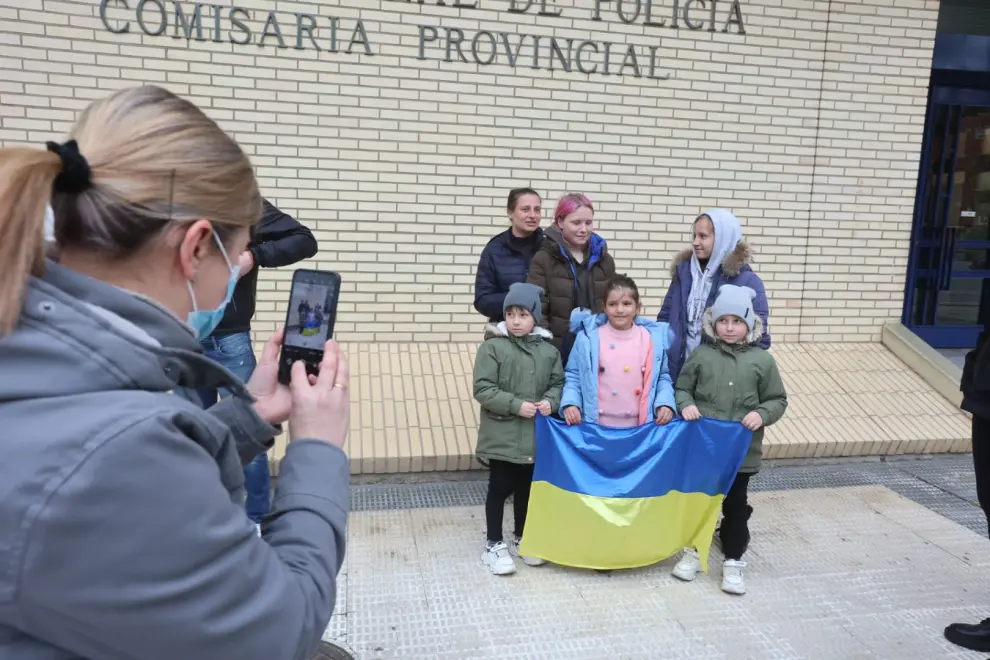Agentes de la Policía Nacional fuera de servicio han traído a Huesca a dos familias ucranianas.