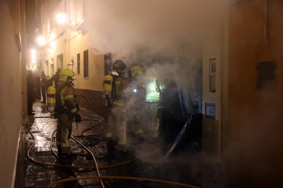 Los bomberos tuvieron que entrar desde una terraza contigua debido al humo.