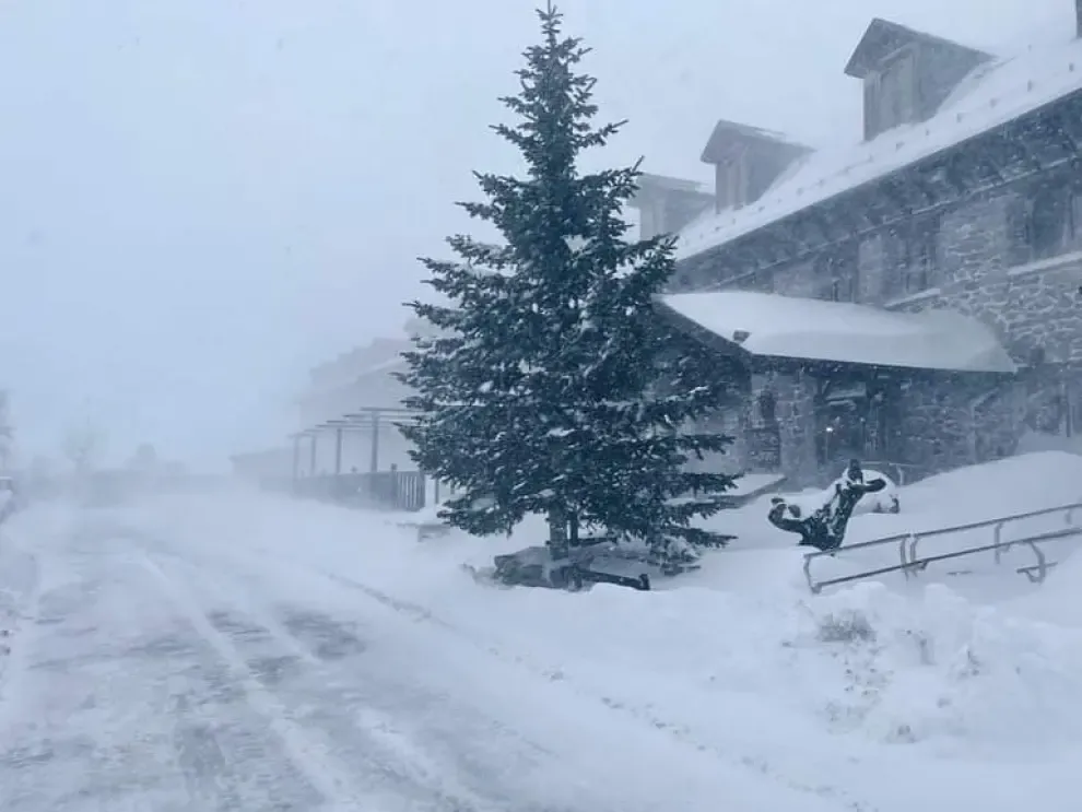 La nieve condiciona el tráfico en una decena de carreteras del Pirineo