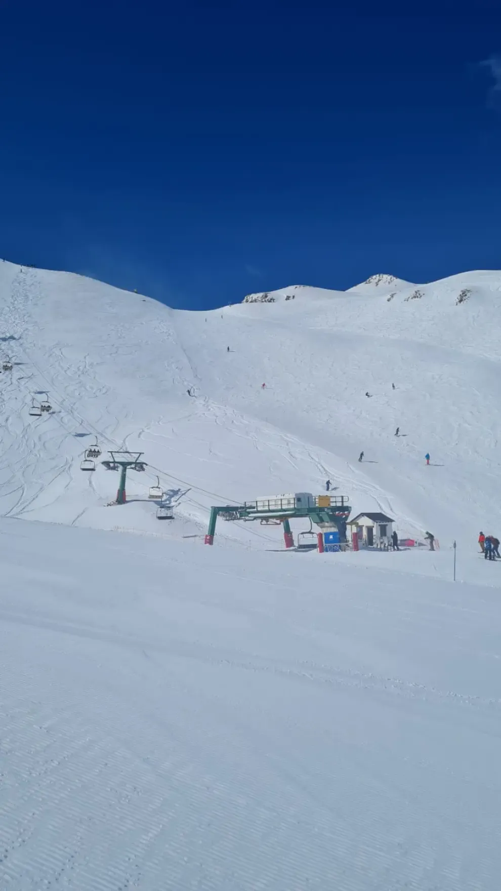 La nieve condiciona el tráfico en una decena de carreteras del Pirineo
