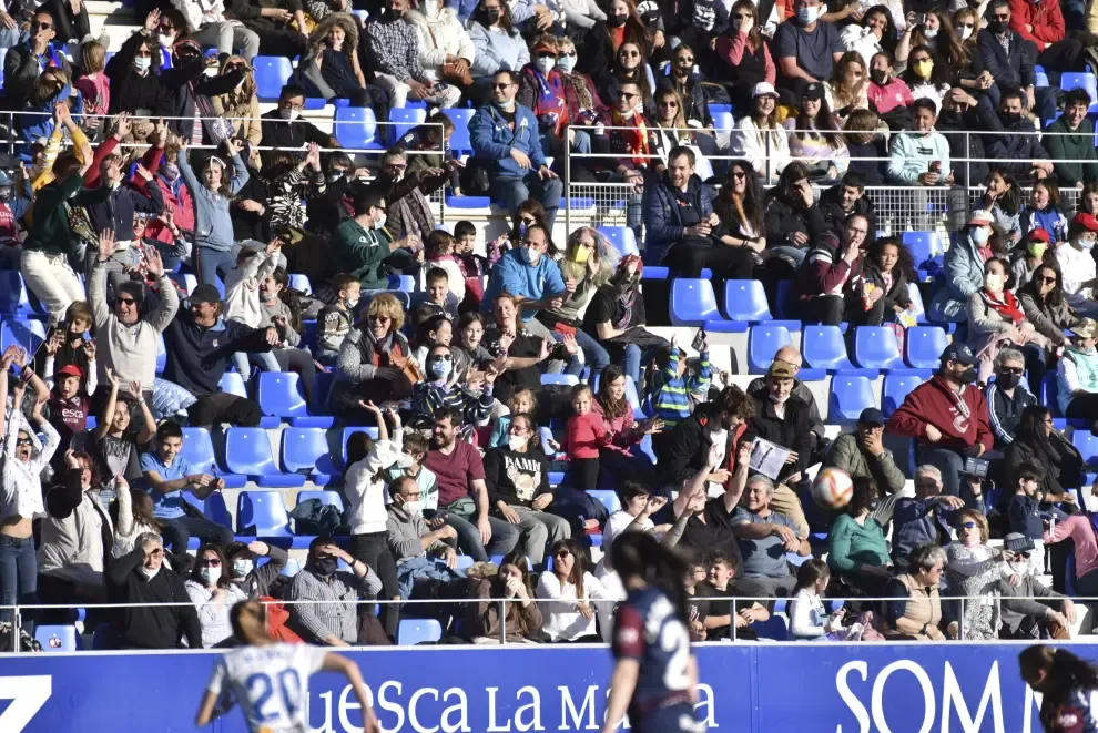 Huesca disfruta de la gran fiesta del fútbol femenino.