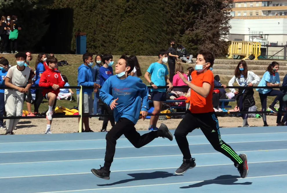 Unos 600 alumnos de Primero de la ESO disfrutaron de un gran ambiente en la Ciudad Deportiva de Huesca.
