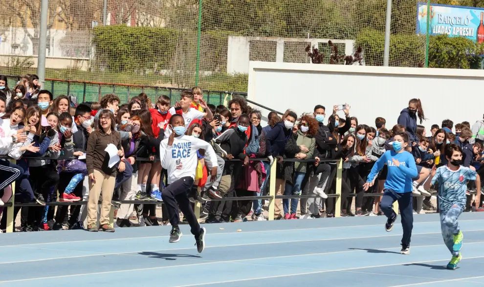 Unos 600 alumnos de Primero de la ESO disfrutaron de un gran ambiente en la Ciudad Deportiva de Huesca.