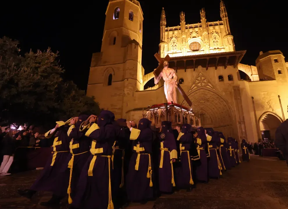 La Enclavación y el Nazareno llenan de devoción las calles de Huesca.