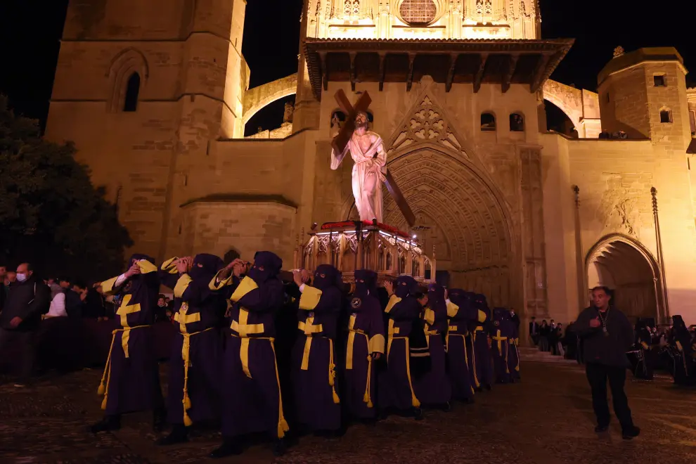 La Enclavación y el Nazareno llenan de devoción las calles de Huesca.
