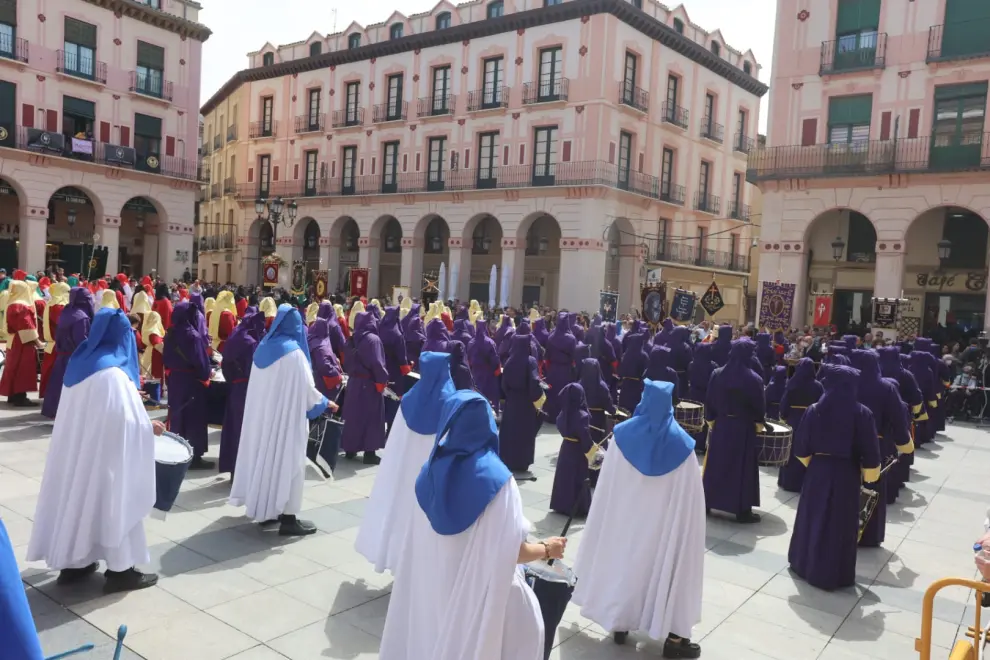 El estruendo que precede al santo entierro se deja escuchar en el centro de Huesca.