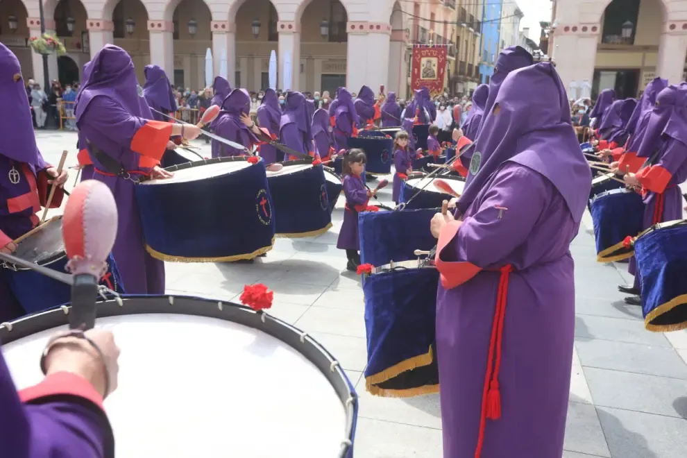 El estruendo que precede al santo entierro se deja escuchar en el centro de Huesca.