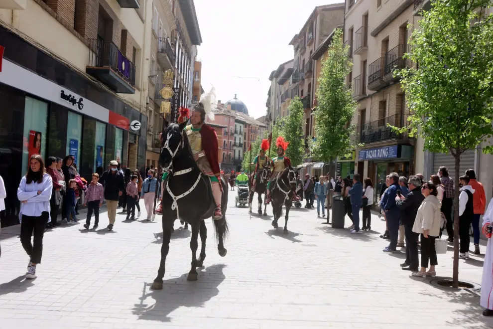 Mucho ambiente en las calles de Huesca para este desfile clásico de la Semana Santa.