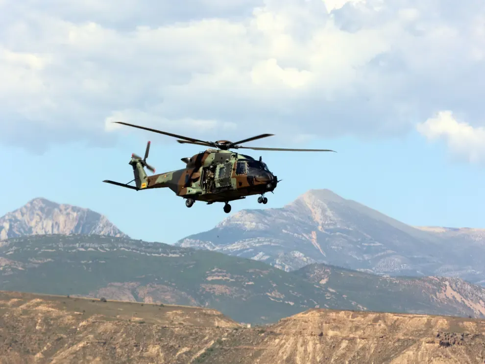 El grupo de helicópteros de vuelo acrobático del EA ha mostrados sus habilidades en la explanada del Palacio de Congresos.
