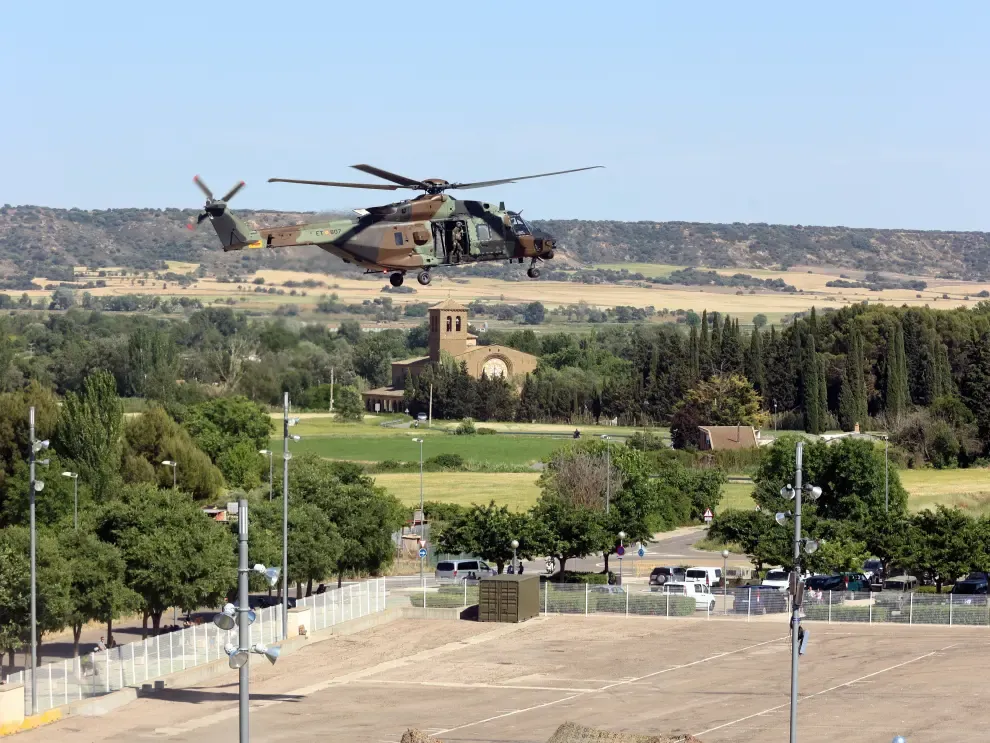 El grupo de helicópteros de vuelo acrobático del EA ha mostrados sus habilidades en la explanada del Palacio de Congresos.