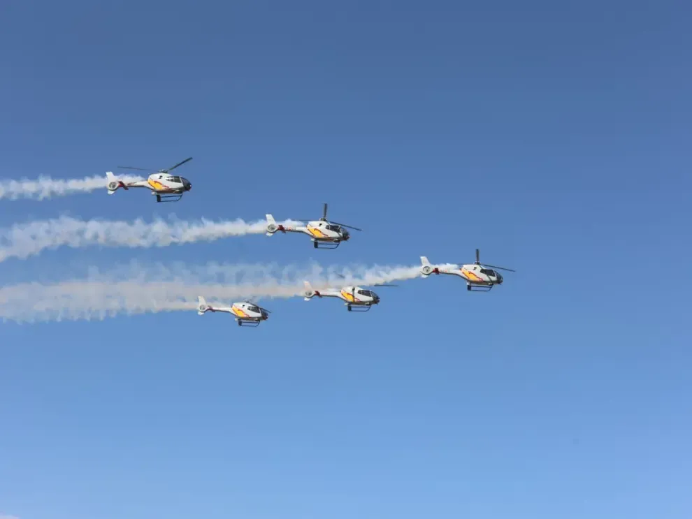 El grupo de helicópteros de vuelo acrobático del EA ha mostrado sus habilidades en la explanada del Palacio de Congresos.