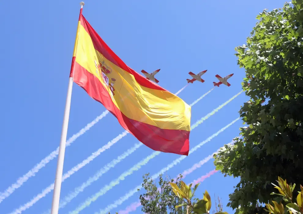 Aviones formando la Bandera de España en el cielo oscense.