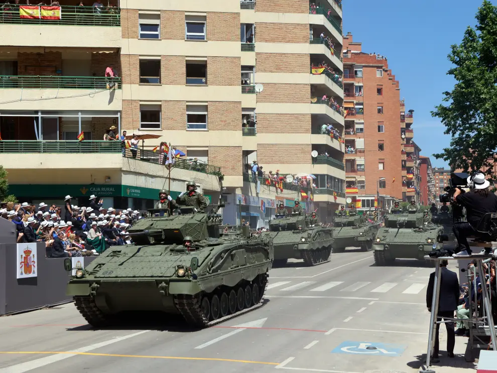 Desfile por el Día de las Fuerzas Armadas en Huesca.