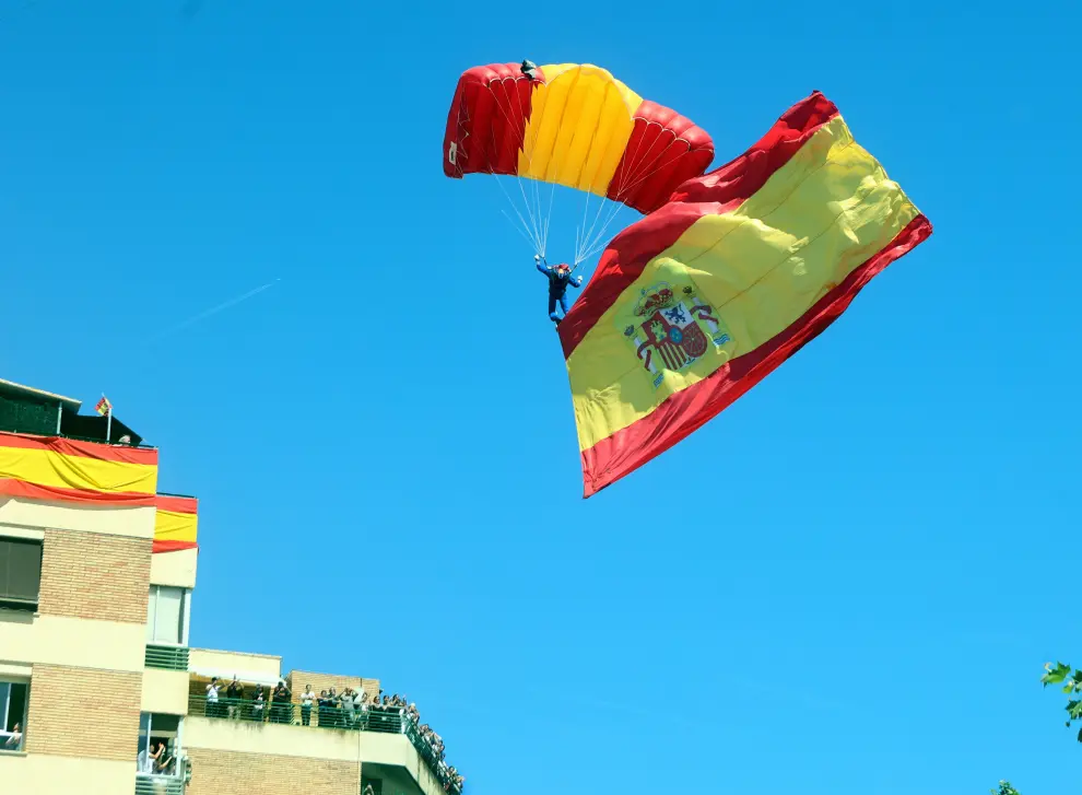 Tras la llegada de Felipe VI y Letizia se ha seguido la siguiente secuencia: salto en paracaídas, izado y saludo a la bandera y homenaje a los caídos.