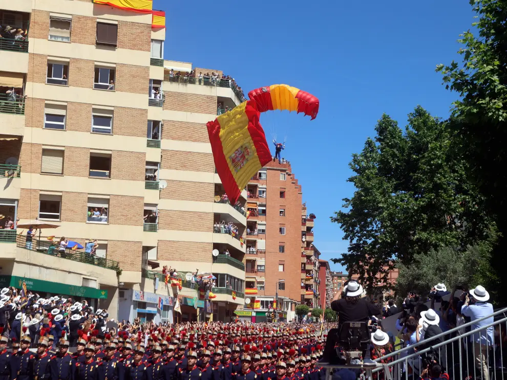 Tras la llegada de Felipe VI y Letizia se ha seguido la siguiente secuencia: salto en paracaídas, izado y saludo a la bandera y homenaje a los caídos.