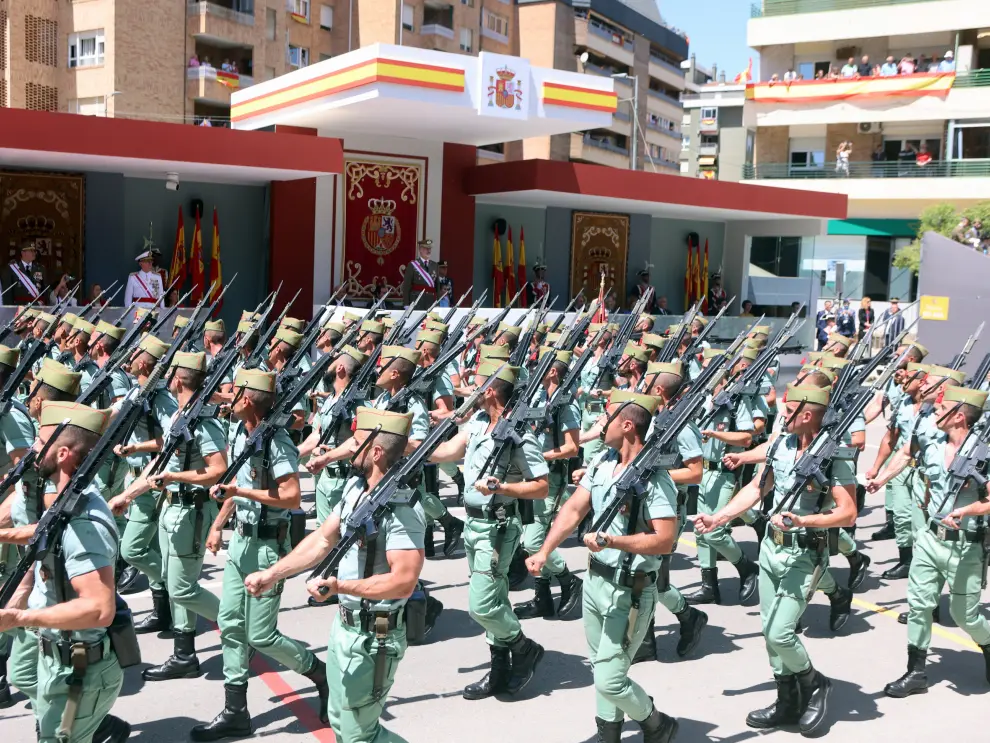 Las distintas unidades han marcado el paso por la avenida de Juan XXIII de Huesca.