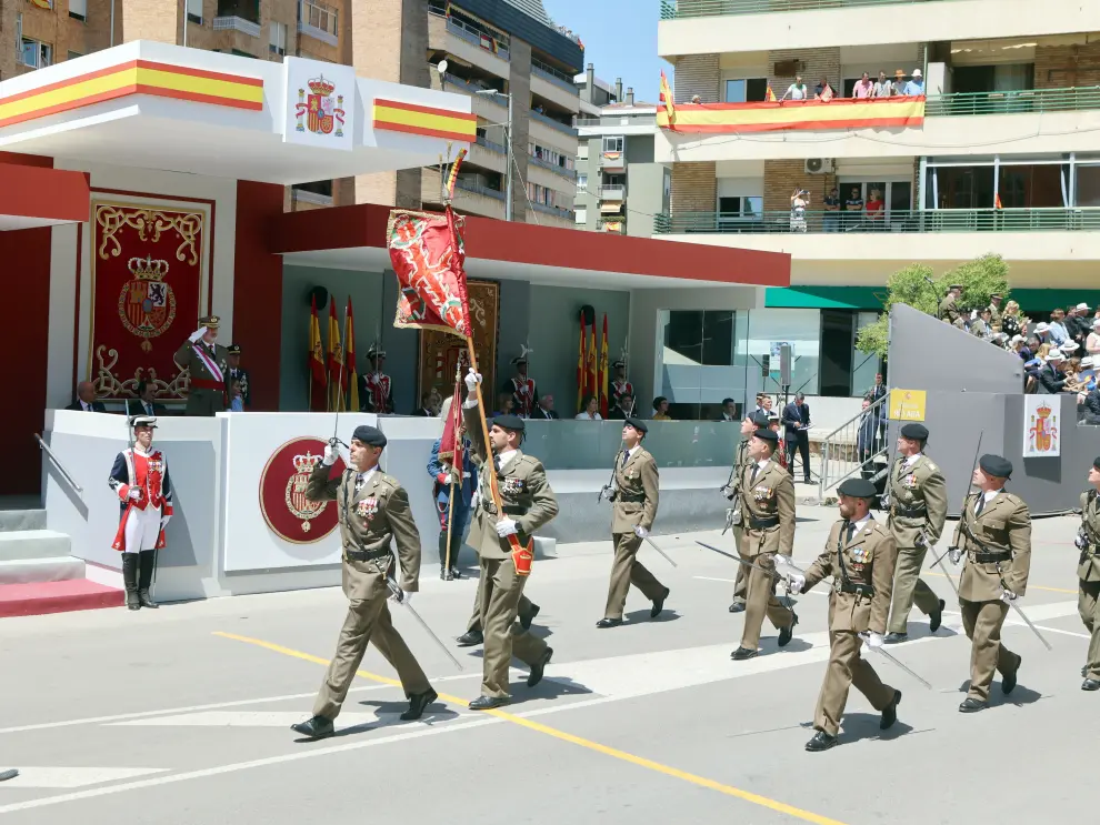 Las distintas unidades han marcado el paso por la avenida de Juan XXIII de Huesca.
