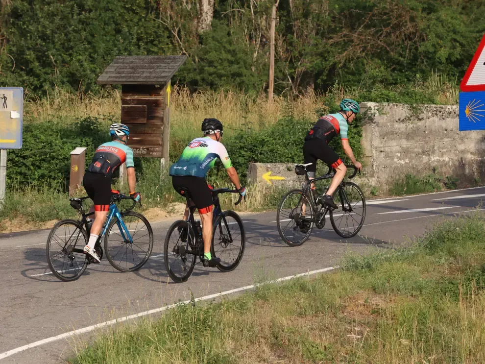 El calor no ha podido con las ganas de los ciclistas y han sido muchos los que se han lanzado a disputar el recorrido.
