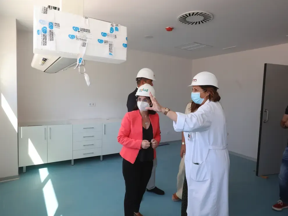 La ministra de Sanidad durante su visita a las instalaciones de la nueva Unidad de Urgencias del Hospital Universitario San Jorge.