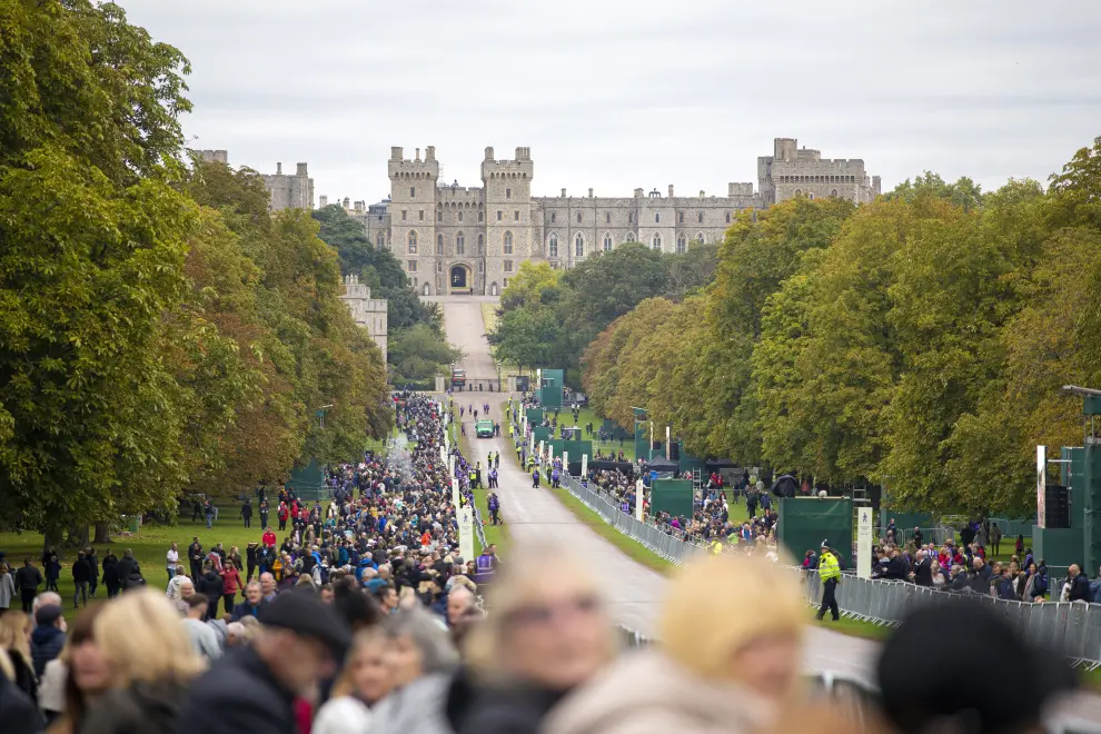 Miles de ciudadanos han pasado horas de espera para poder ver el paso del cortejo fúnebre de la reina en una ciudad totalmente blindada.