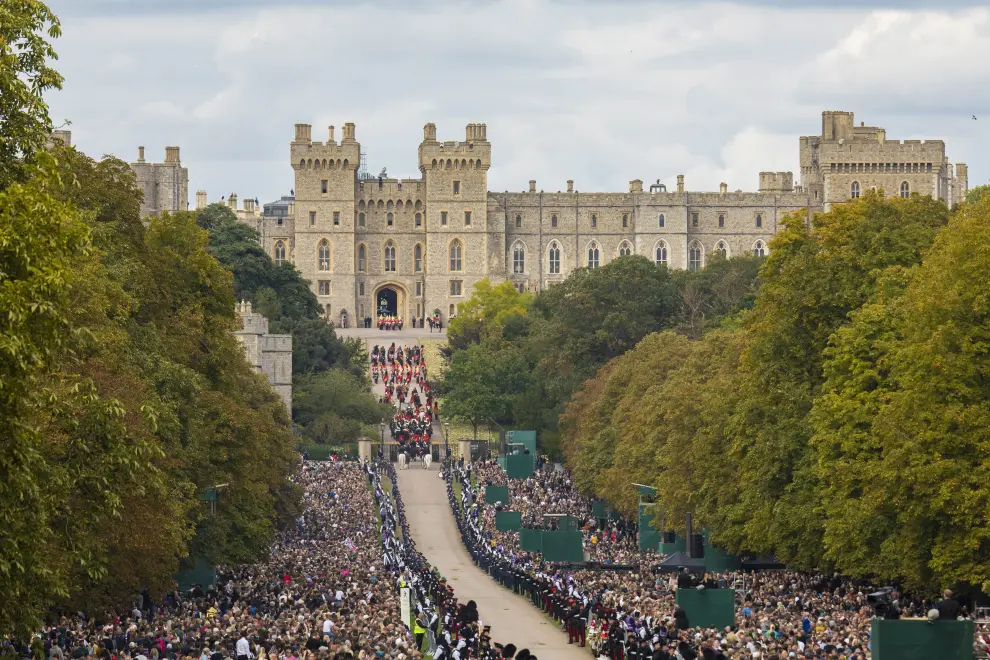 Cerca de 200.000 personas pasaron por Windsor para ver la llegada del féretro a Windsor.