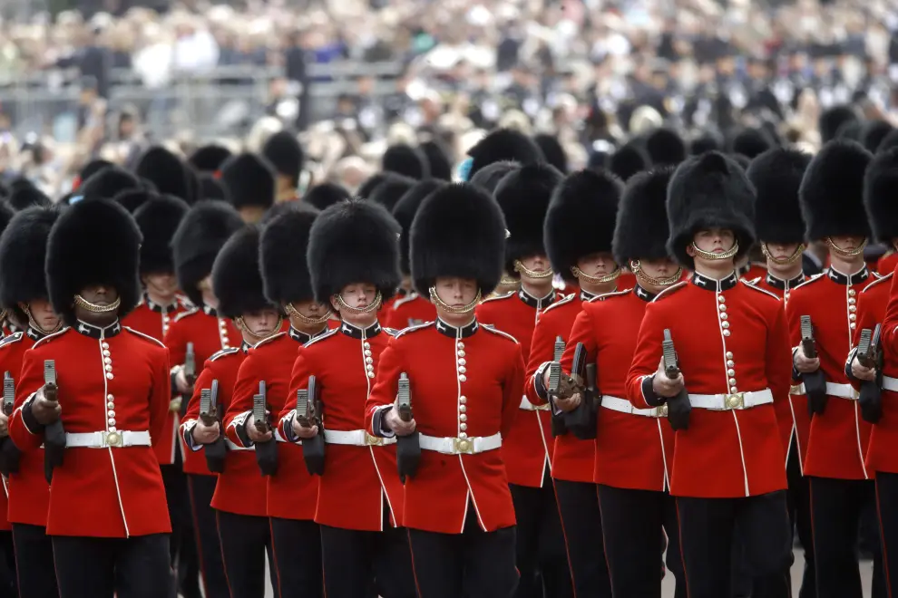 London (United Kingdom), 19/09/2022.- Military personnel march during the State Funeral Procession of Queen Elizabeth II in London, Britain, 19 September 2022. Britain's Queen Elizabeth II died at her Scottish estate, Balmoral Castle, on 08 September 2022. The 96-year-old Queen was the longest-reigning monarch in British history. (Reino Unido, Londres) EFE/EPA/OLIVIER HOSLET
 BRITAIN ROYALTY