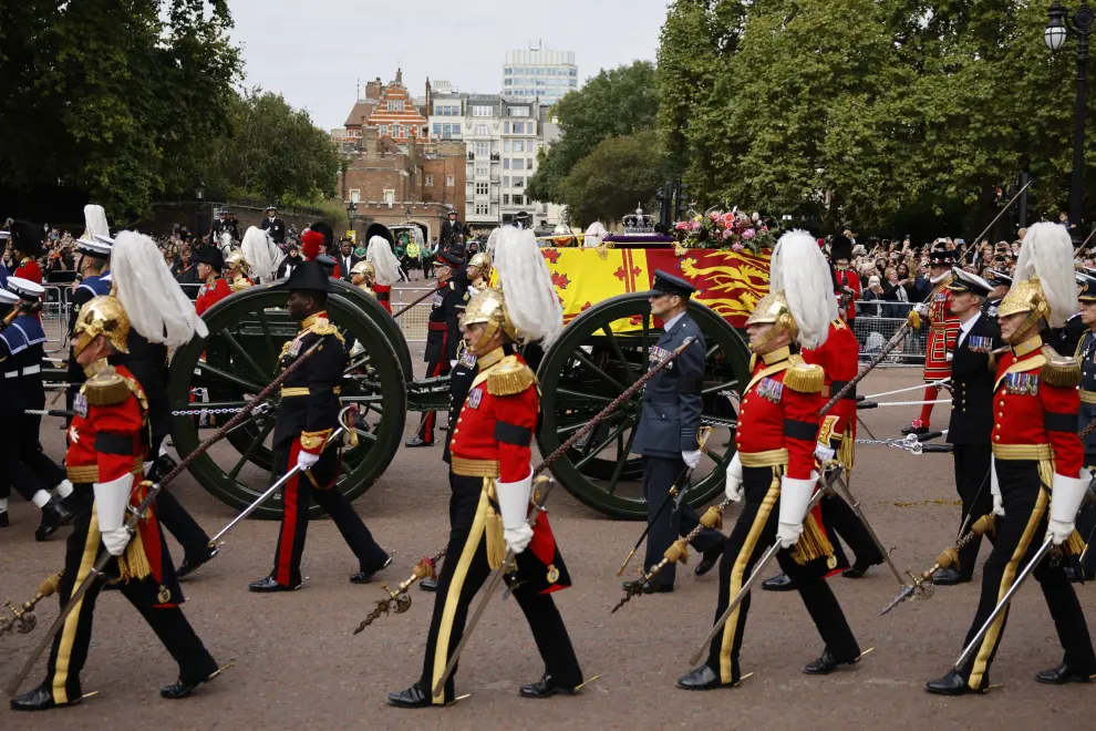 London (United Kingdom), 19/09/2022.- The State Funeral Procession of Queen Elizabeth II in London, Britain, 19 September 2022. Britain's Queen Elizabeth II died at her Scottish estate, Balmoral Castle, on 08 September 2022. The 96-year-old Queen was the longest-reigning monarch in British history. (Reino Unido, Londres) EFE/EPA/TOLGA AKMEN
 BRITAIN ROYALTY
