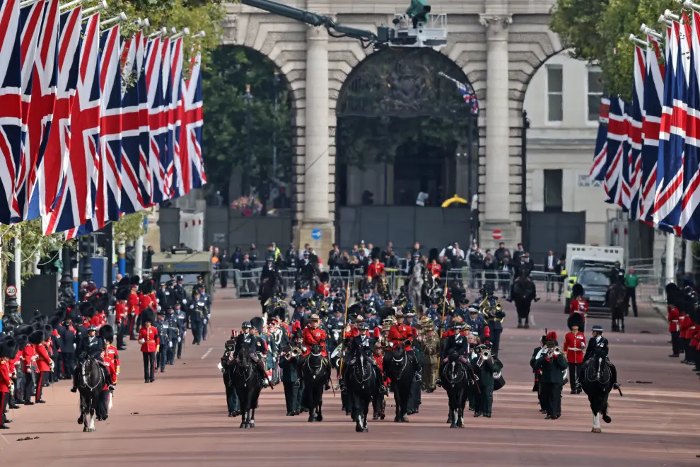 London (United Kingdom), 19/09/2022.- The State Funeral Procession of Queen Elizabeth II in London, Britain, 19 September 2022. Britain's Queen Elizabeth II died at her Scottish estate, Balmoral Castle, on 08 September 2022. The 96-year-old Queen was the longest-reigning monarch in British history. (Reino Unido, Londres) EFE/EPA/STUART BROCK
 BRITAIN ROYALTY