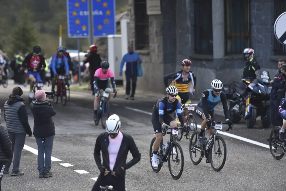 Los ciclistas que han disputado la Quebrantahuesos y la Treparriscos se han visto arropados por el público durante toda la carrera.