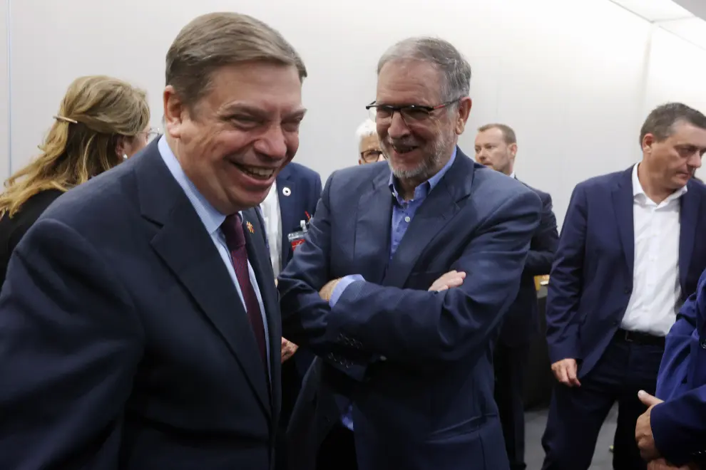 Han asistido, entre otros, el ministro de Agricultura, Luis Planas, el consejero de Industria de la DGA, Arturo Aliaga, el expresidente del Gobierno José Luis Rodríguez Zapatero, el expresidente aragonés, Marcelino Iglesias o el alcalde de la localidad, Alfonso Adán.