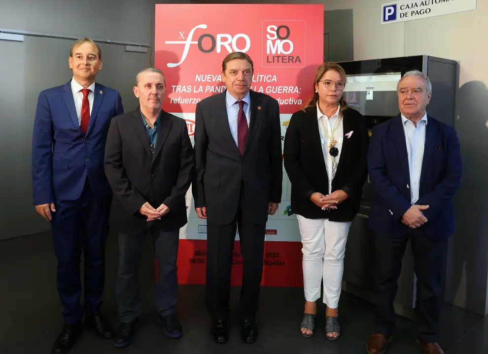 Han asistido, entre otros, el ministro de Agricultura, Luis Planas, el consejero de Industria de la DGA, Arturo Aliaga, el expresidente del Gobierno José Luis Rodríguez Zapatero, el expresidente aragonés, Marcelino Iglesias o el alcalde de la localidad, Alfonso Adán.