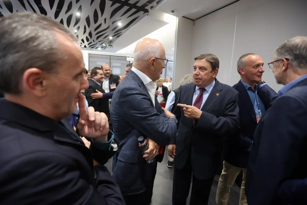 Han asistido, entre otros, el ministro de Agricultura, Luis Planas, el consejero de Industria de la DGA, Arturo Aliaga, el expresidente del Gobierno José Luis Rodríguez Zapatero, el expresidente aragonés, Marcelino Iglesias o el alcalde de la localidad, Alfonso Adán.