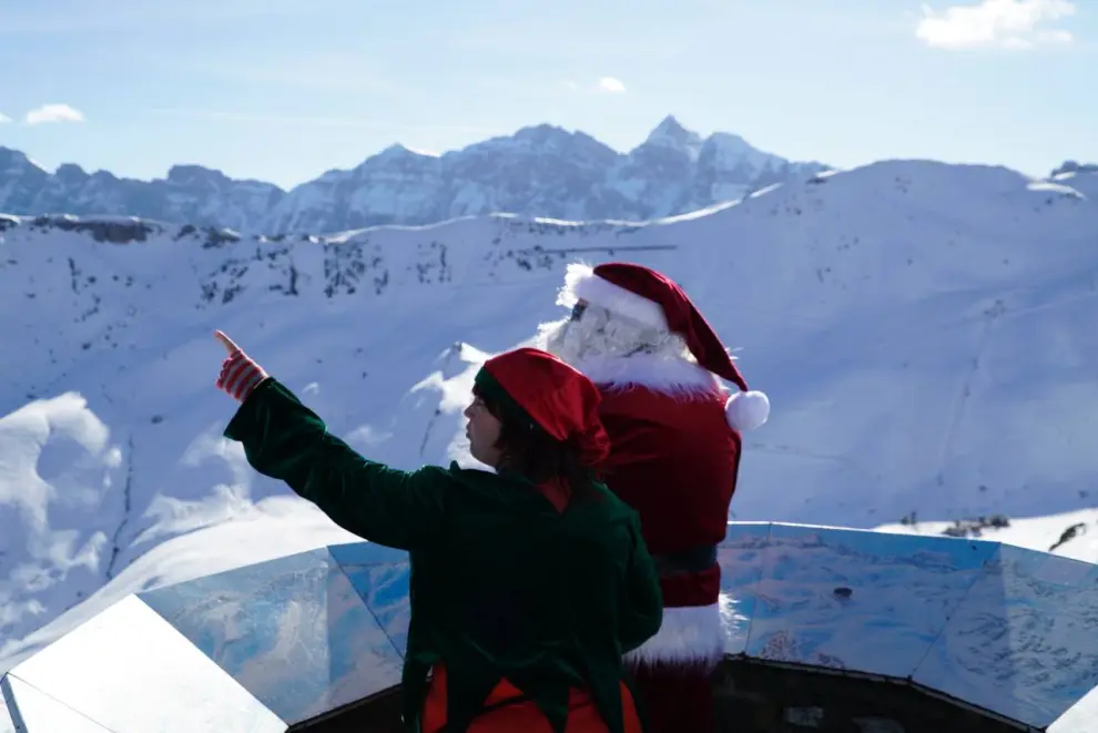 Esta mañana Papá Noel ha visitado las estaciones de Cerler y Formigal, en su viaje alrededor del mundo.